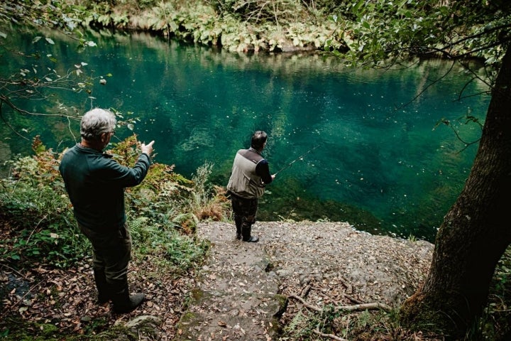 Alberto y Miguel nos enseñan cómo se pesca en una de las salidas de cemento construidas para gusto de Franco.