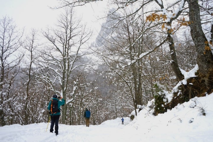 Montañistas bajo el pico Valdecoro.