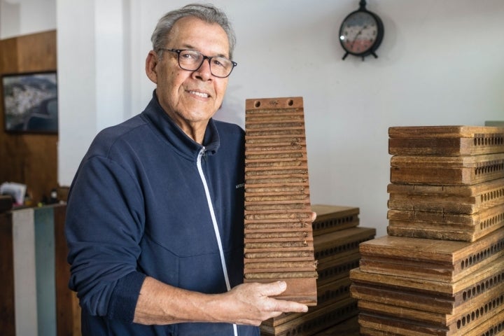 El maestro tabaquero Arturo Castillo en Garachico (Tenerife).