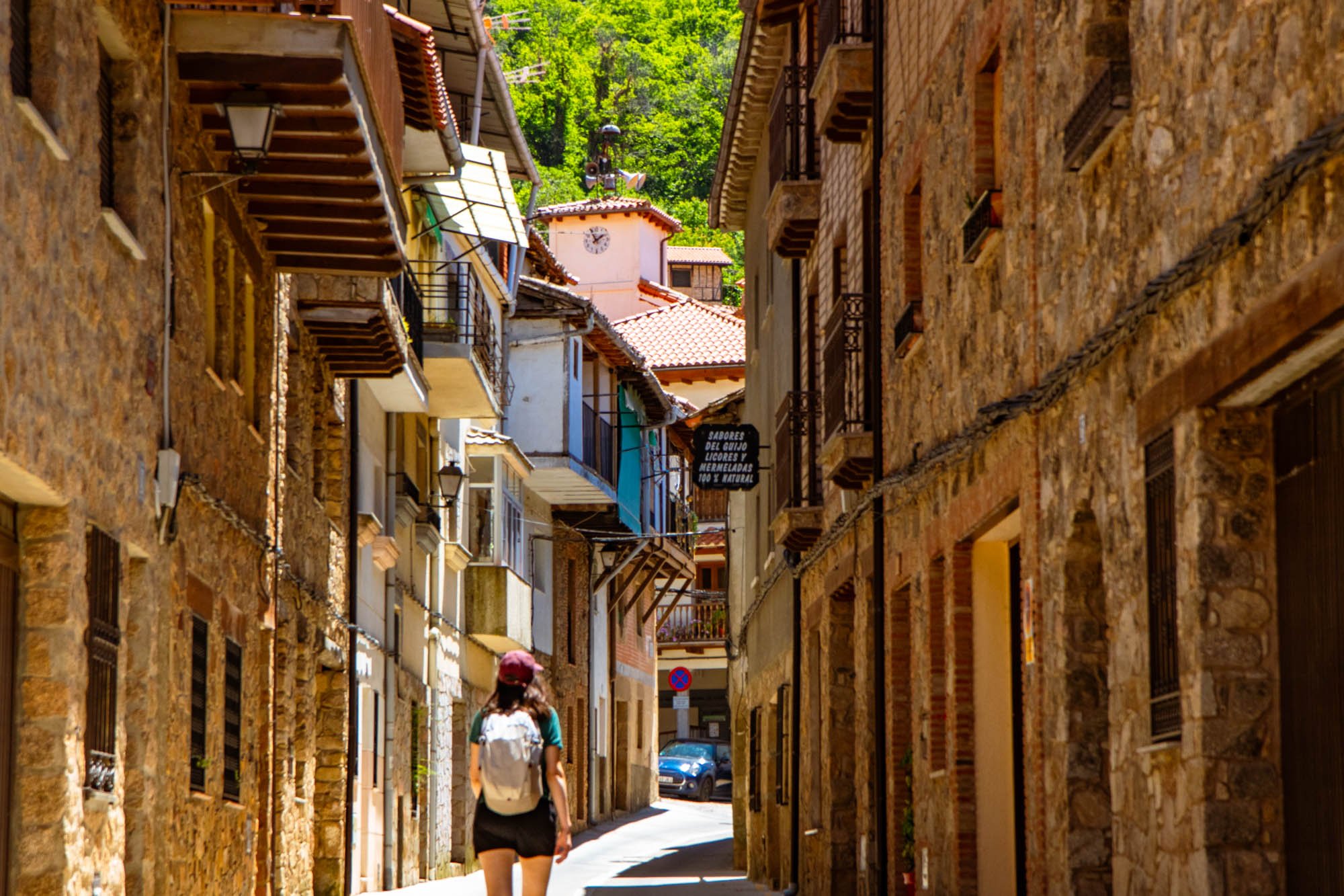 Caminando por las calles de Guijo de Santa Bárbara.