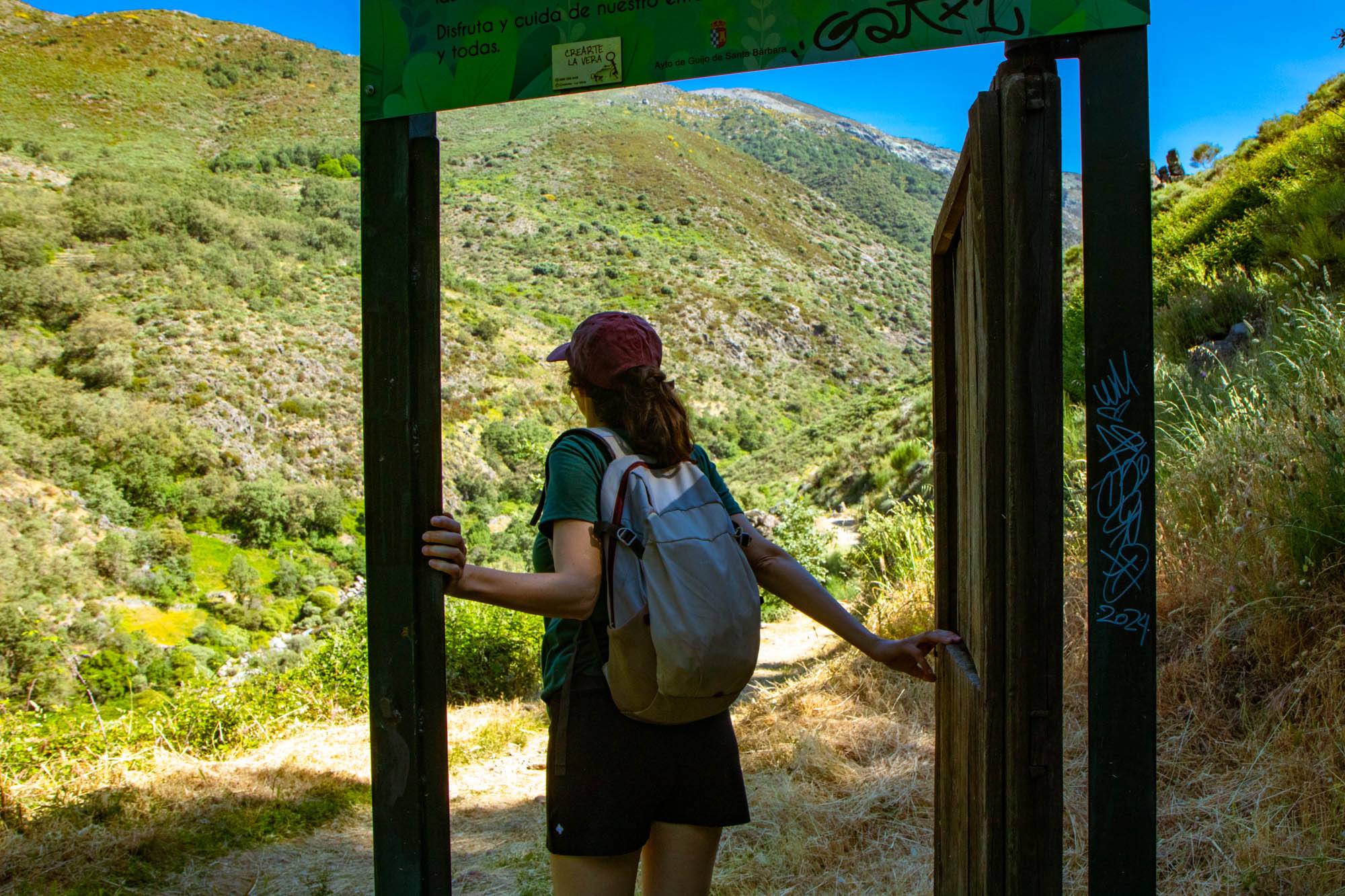 “Puerta de Entrada a la Naturaleza”, instalada en 2022 en la salida de Guijo de Santa Bárbara hacia las pozas.