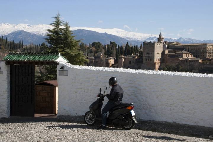 Un buen plan es descubrir Granada a dos ruedas. Foto: shutterstock