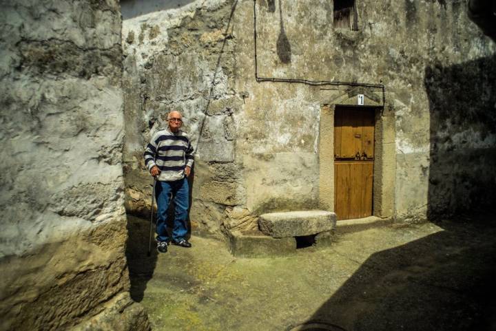 Un vecino del Guijo de Granadilla, donde vivió el poeta que da nombre al pantano.
