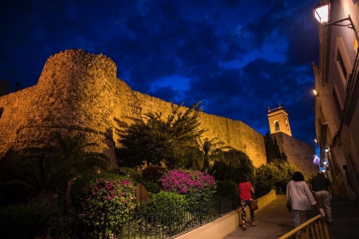 Vista de la muralla de Calpe con iluminación nocturna.