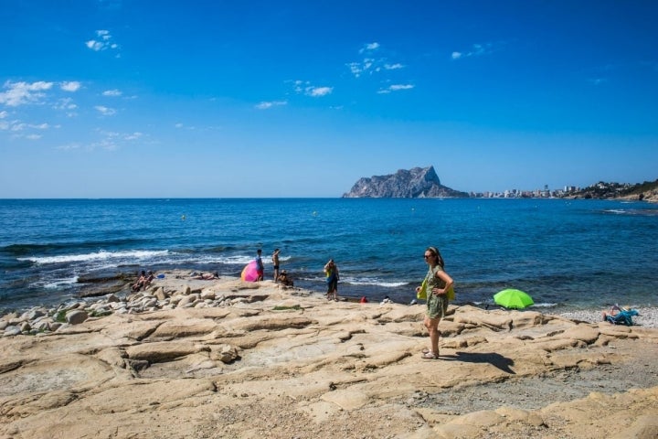 Ambiente en cala Baladrar, en Benissa, Alicante.