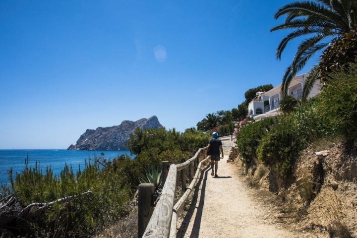 Paseando por la cala Mallorquín, en Calpe, Alicante.