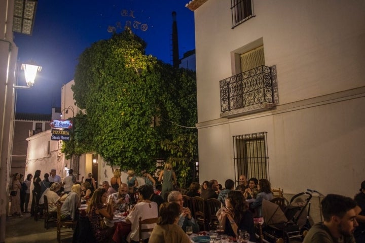 Ambiente de las terrazas del centro histórico de Calpe, Alicante.