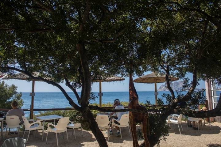 Vista del chiringuito Baladrar Beach Bar, en la cala Caladrar, Benissa, Alicante.