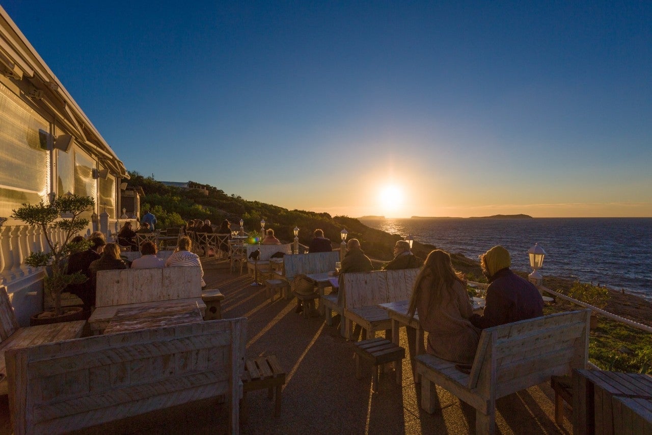 Cerca de las seis de la tarde, desde Sant Antoni de Portmany, se puede contemplar uno de los atardeceres más espectaculares.