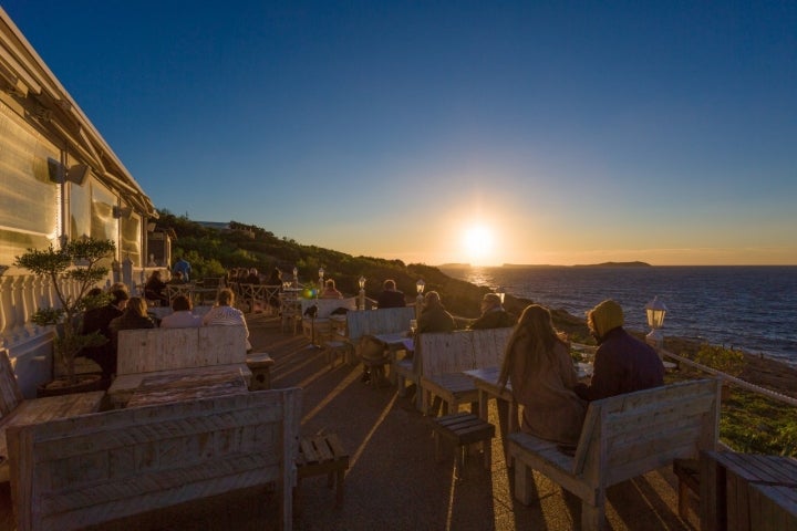 Cerca de las seis de la tarde, desde Sant Antoni de Portmany, se puede contemplar uno de los atardeceres más espectaculares.