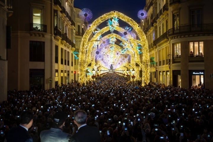 Málaga (España) 29/11/2019 El actor Antonio Banderas posa esta noche en Málaga con calle Larios al fondo tras encender las luces de navidad del centro histórico junto alcalde de Málaga, Francisco de la Torre y el presidente de la Junta de Andalucía, Juanma Moreno.
Foto: Daniel Pérez