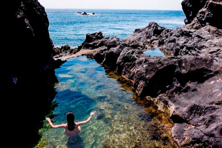 Charco frente al mar en el pueblo de El Golfo, en Lanzarote.