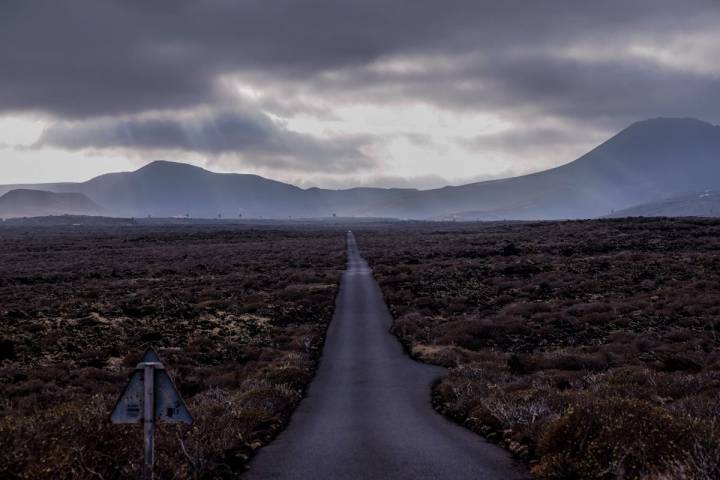 Una carretera para perderse en la isla de los volcanes, Lanzarote. Foto: Hugo Palotto.