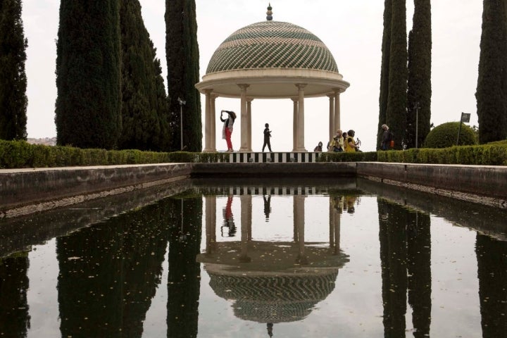 En uno de los miradores históricos del jardín.