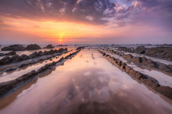 En estas playas rocosas de Zumaia navegarán los Stark y Lannister. Foto: Jorge Suárez Reinaldo.