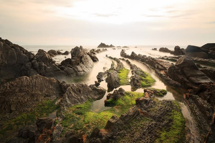 Las escarpadas playas de Barrika. Foto: shutterstock.