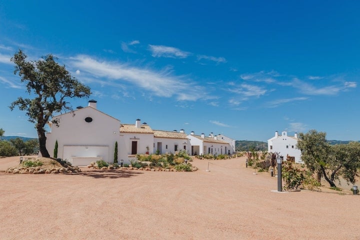 Las Casas de Alisné, para hacer noche en el embalse.