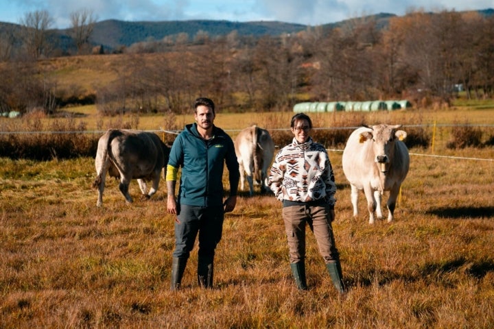 Los ganaderos de terneros Daniel y Ana en la Cerdanya.