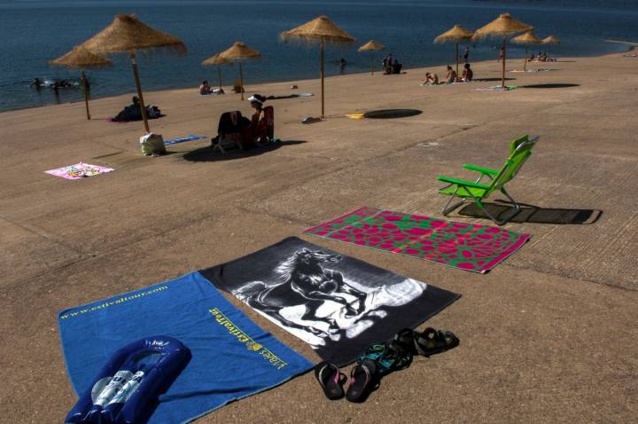 Sombrillas, toallas y hamacas en la orilla. Foto: Manuel Ruiz Toribio.