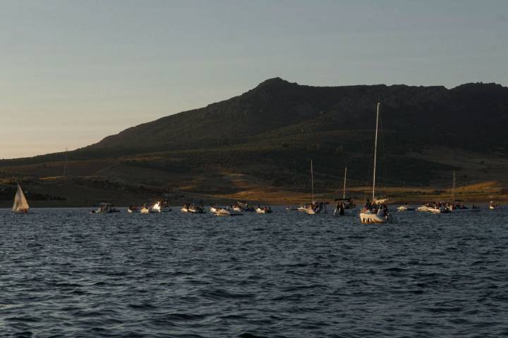 El embalse es conquistado por veleros en verano. Foto: Manuel Ruiz Toribio.