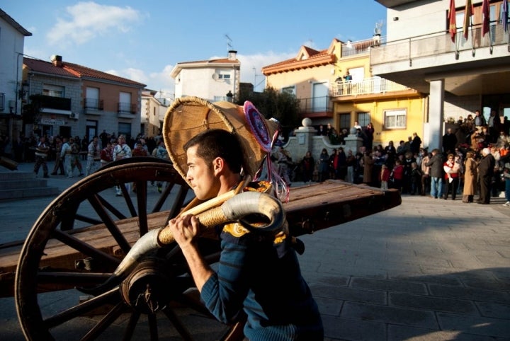 Un joven que porta sobre los hombros a la Vaquilla, representada por un armazón de madera. Foto: Ana Aldea.