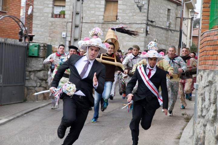 El Alcalde y el Alguacil corren con vistosos sombreros ataviados con cintas. Foto: Ana Aldea.