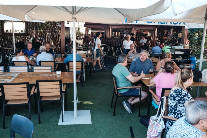 La terraza del chiringuito se llena desde primera hora de la mañana para almorzar.