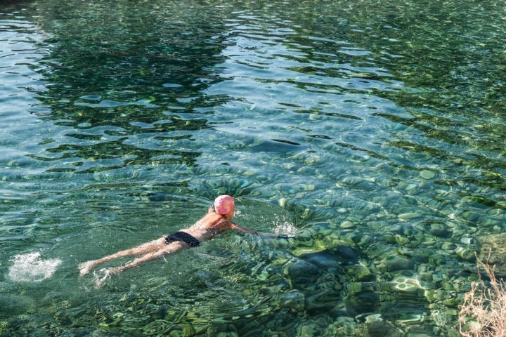 Mujer bañándose en las aguas de la Font Salada.