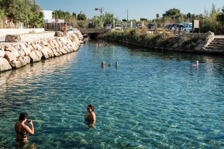Bañistas en las aguas de la Font Salada.