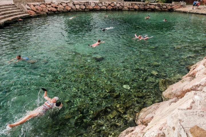 Bañistas disfrutando de las aguas termales.