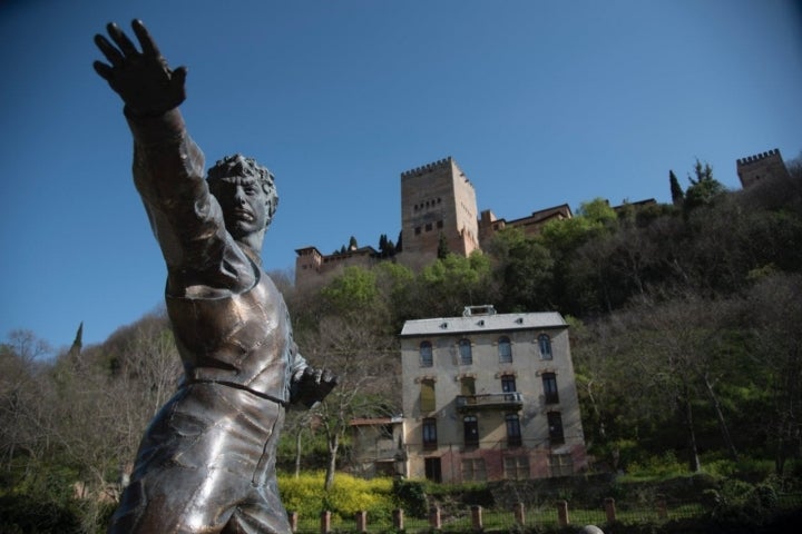 Escultura del bailaor Mario Maya en el Paseo de los Tristes de Granada.