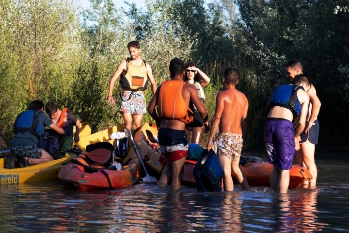 En la isla el grupo de participantes comparten impresiones sobre la ruta. Ya solo queda el último tramo.