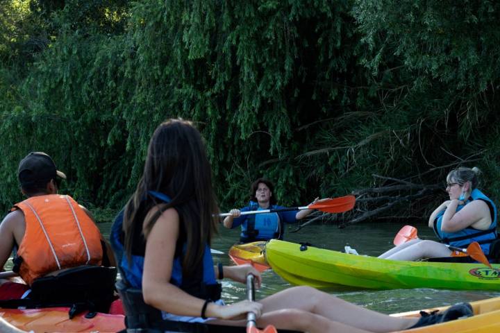 María del Mar explica las nociones básicas para remar en canoa ya en el agua, manteniendo la distancia social.