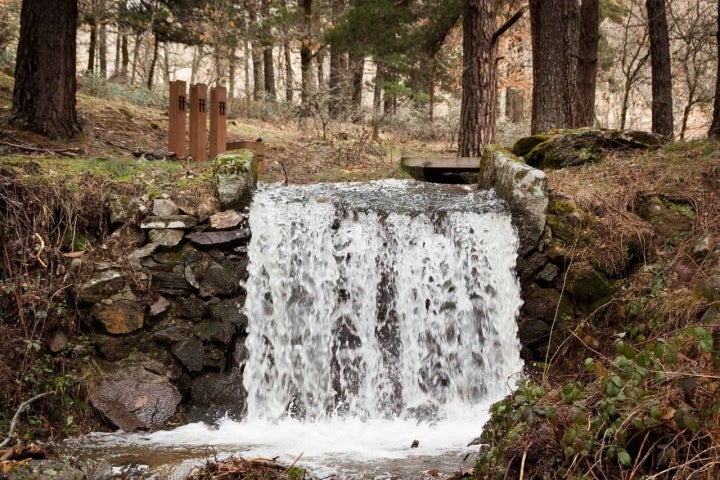 Una de las muchas cascadas de la Sierra del Guadarrama que puedes encontrarte durante la ruta. Foto: Shutterstock.