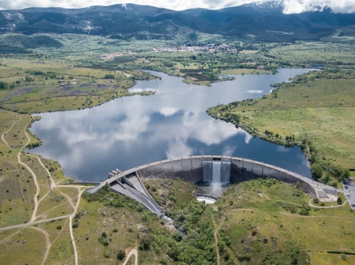 El embalse del Pontón Alto y su presa. Foto: Shutterstock.