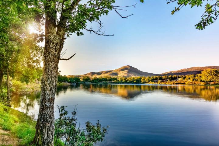 La Senda de las Pesquerías Reales está enmarcada por un impresionante escenario natural. Foto: Shutterstock.