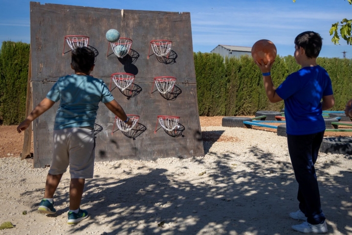 Niños jugando a encestar.