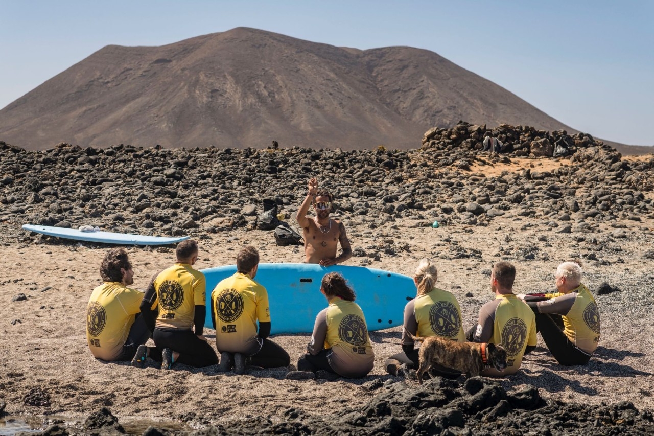 Surferos en la playa de Majanicho (Fuerteventura).