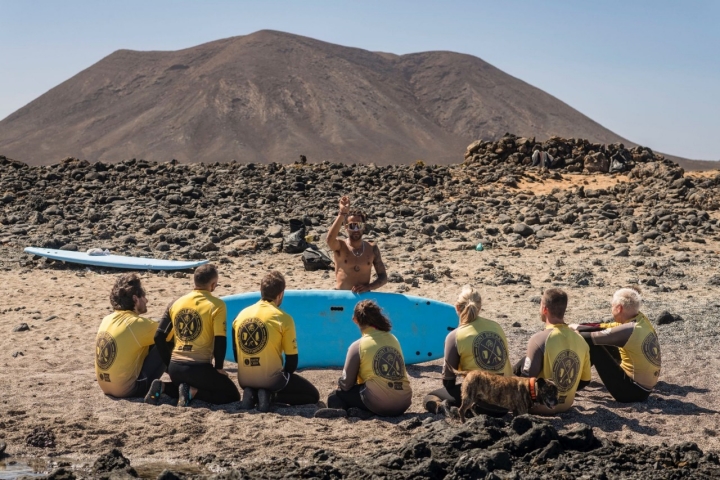Surferos en la playa de Majanicho (Fuerteventura).