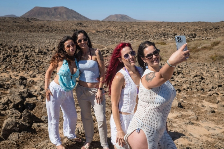 Turistas en Majanicho (Fuerteventura).