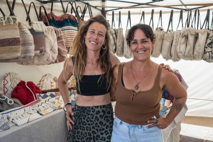 María y Tania, artesanas de Lajares (Fuerteventura).