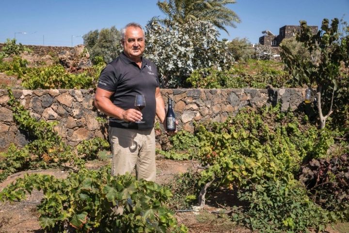 Pedro Martín Hernández, propietario de la bodega Conatus en Lajares (Fuerteventura).