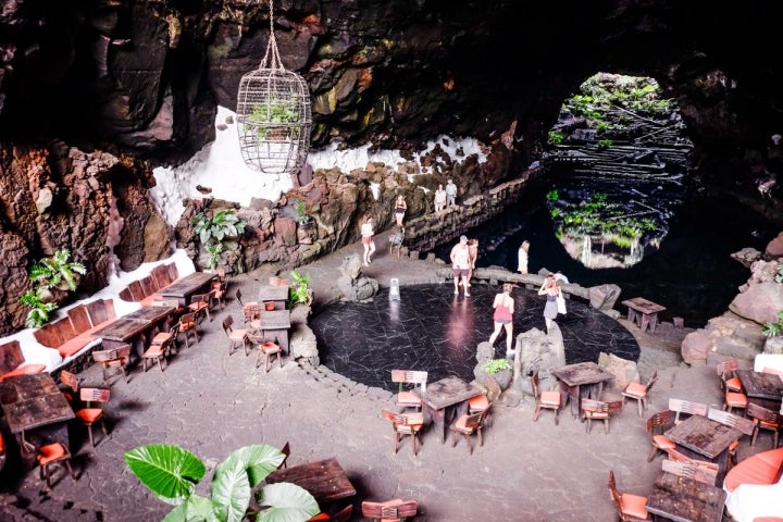 En los Jameos del Agua destaca un tubo volcánico con lago incluido.