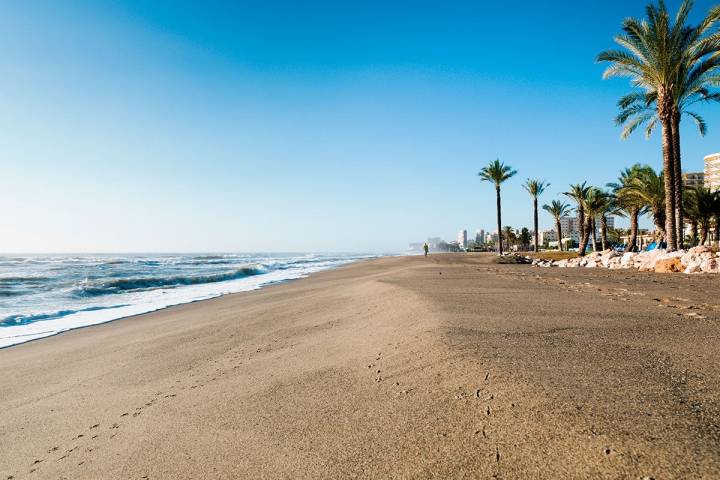 La playa Los Álamos es la más alejada del centro urbano de Torremolinos. Foto: Shutterstock