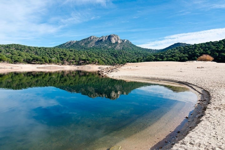 El pantano de San Juan esconde bajo sus aguas los restos de una ermita. Foto: Shutterstock