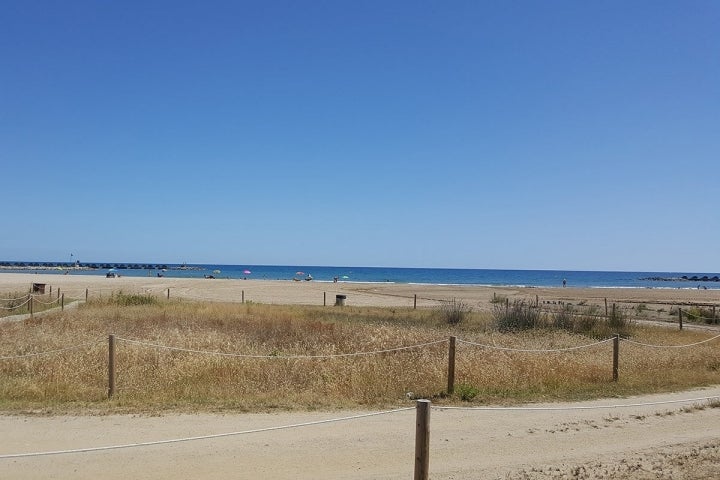 La playa Les Gavines está a 50 kilómetros de Barcelona. Foto: Ayuntamiento de Cubelles