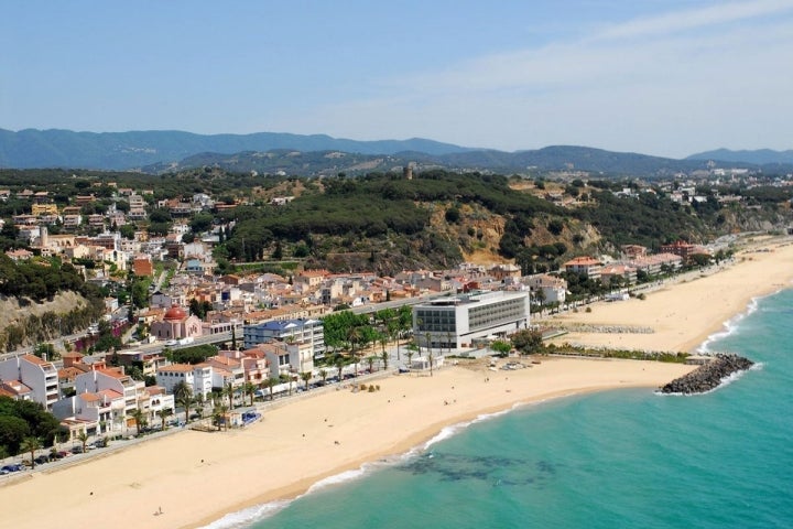 Las playas de Caldes d'Estrac, en la costa de Barcelona, ondean la bandera azul. Foto: Ayuntamiento de Caldes d'Estrac