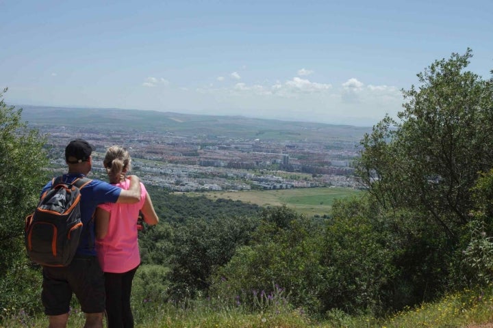Pareja disfrutando de las vistas de Córdoba.