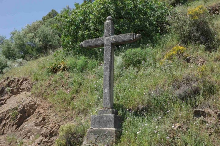 Una de las 14 cruces del Via Crucis de la Carretera de las Ermitas.