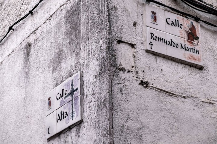 Encuentro de una calle del barrio cristiano con una del barrio árabe en Casar de Palomero.